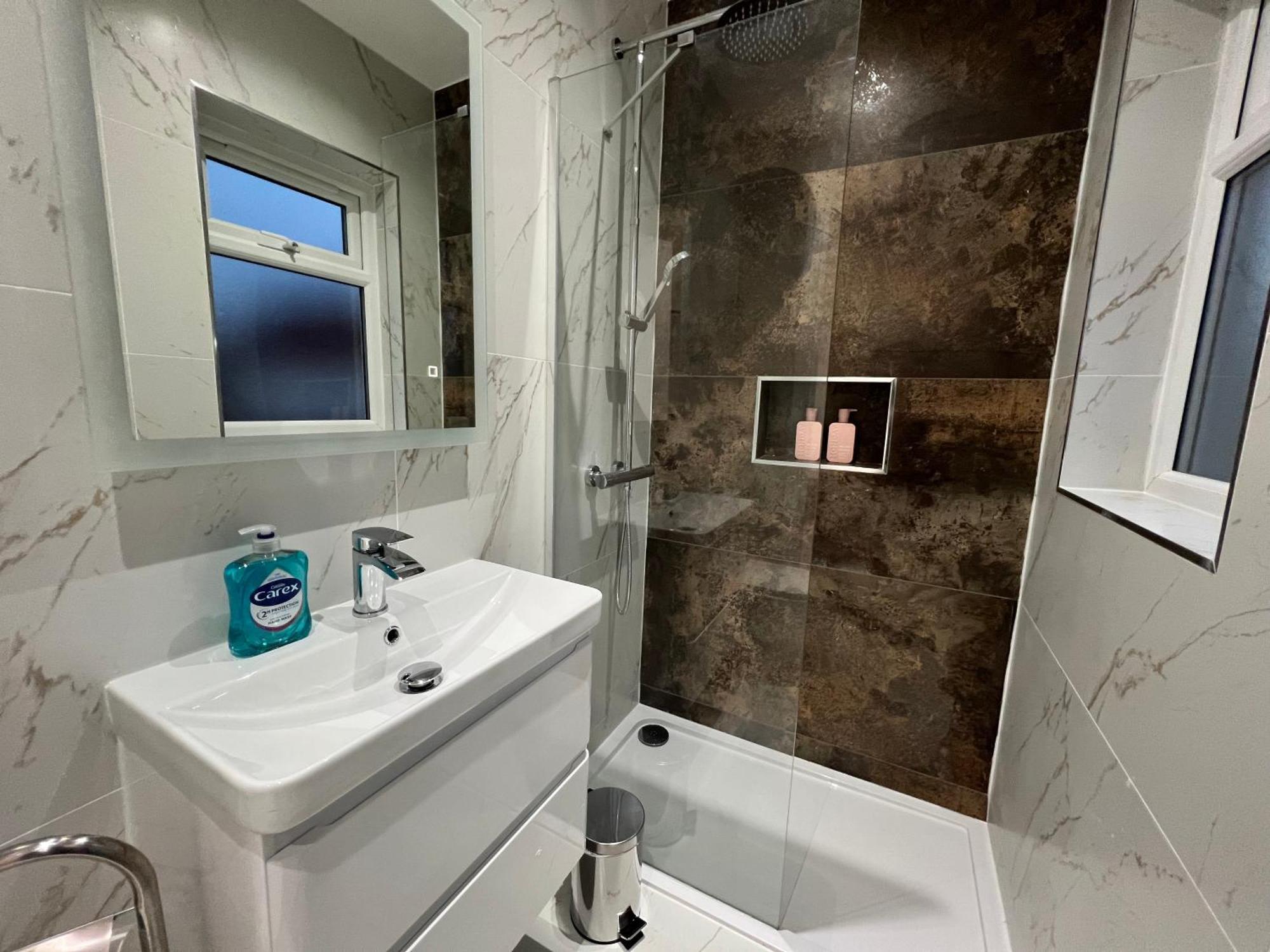 Luxurious London Studios Харроу Экстерьер фото